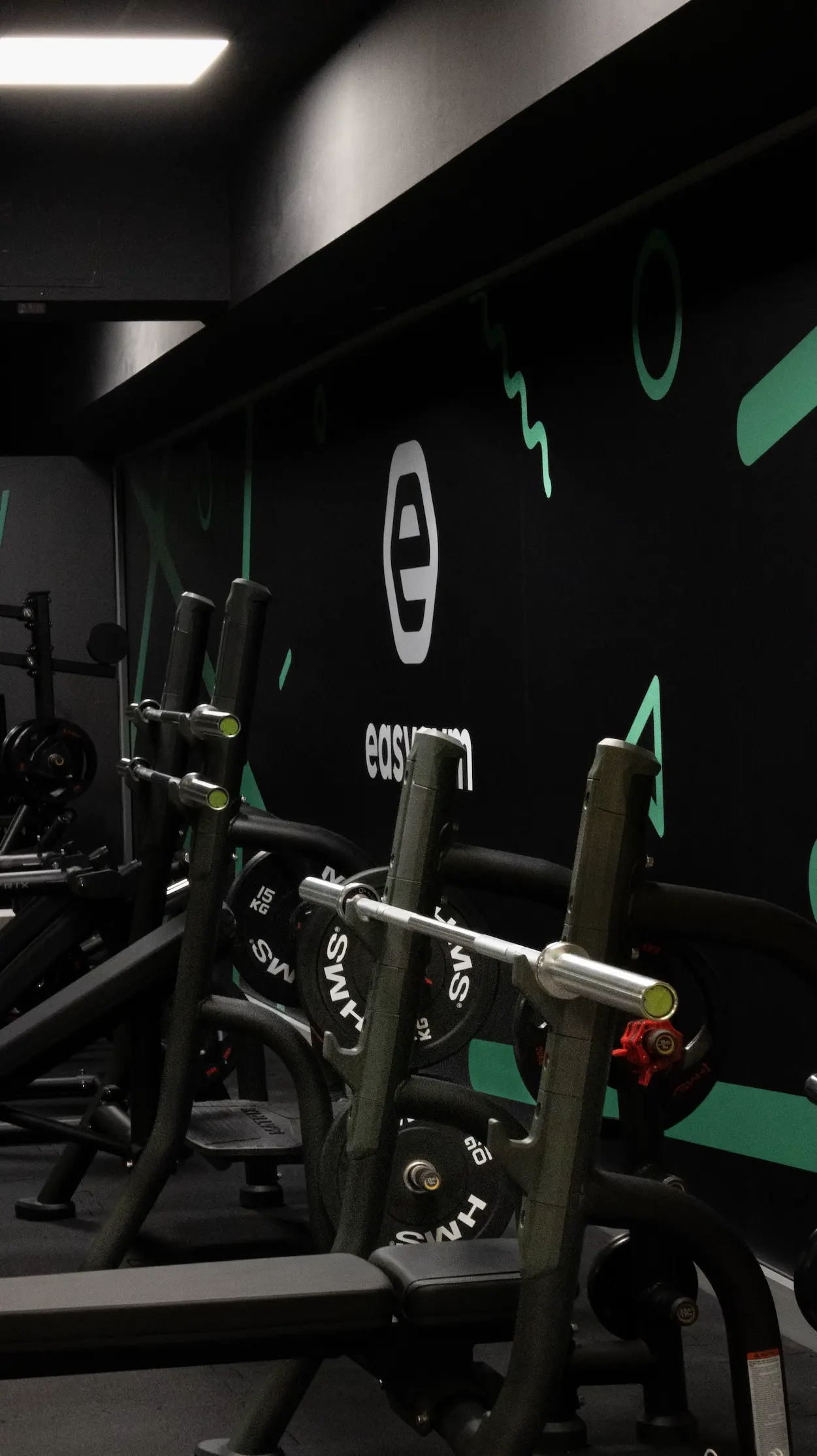 Wnętrze easygym ze sprzętem treningowym